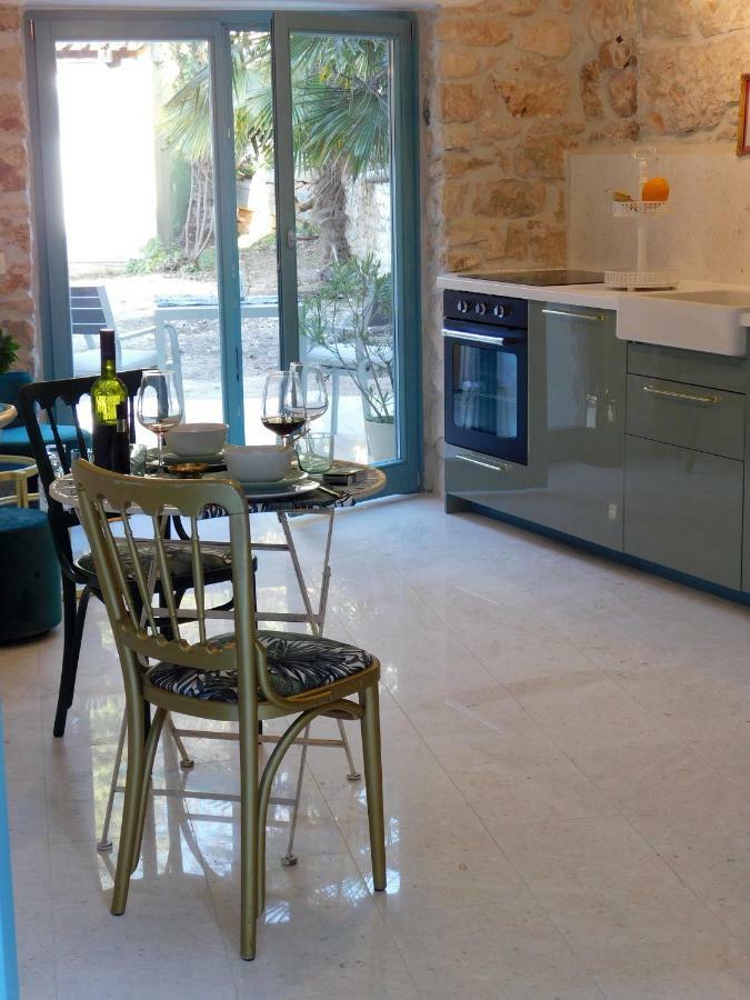 Bezauberndes Steinhaus Mit Garten In Der Altstadt Von 罗维尼 外观 照片